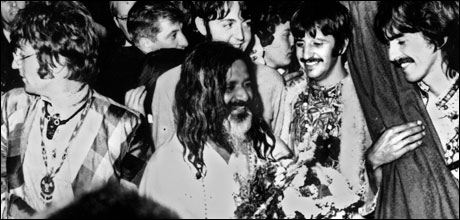 Beatles med Yogamaster (AP Photo)