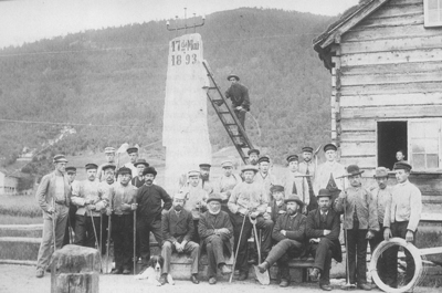 Telefonarbeidarar framfor talestasjonen p Grods 17. mai 1893. Foto: Anders B. Grodaas
