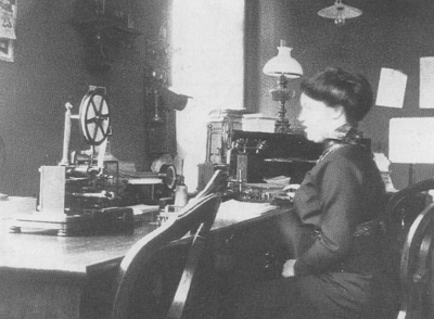 Sigrid Husum p Frde Telegrafstasjon ca. 1915. Foto:Olai Fauske