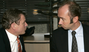 Kringkastingsjef John G. Bernander og kulturminister Trond Giske i konsentrert diskusjon. De deltar i Standpunkts diskusjon om lisens. (Foto: Bjørn Sigurdsøn, Scanpix)
