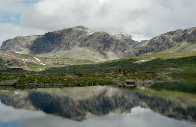 Hellevatnet med utsikt mot Hellevassfonna. Foto: Aurland naturverkstad