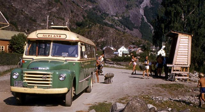 Ein av dei tidlege bussane i Aurland, ein Volvo