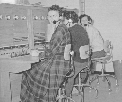 Ruth Haugen, se Haugen og Hildur Follevaag p telefonsentralen i Askvoll i 1960. Foto fr samlinga etter Arnfinn Follevg