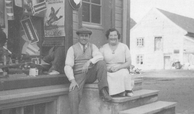 Johannes og kona Sittona p trappa utanfor butikken. Foto: VLA