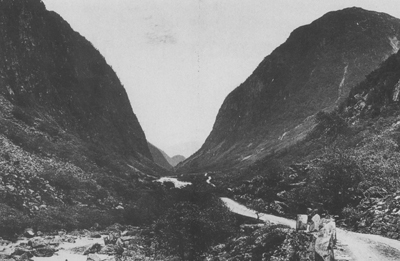 Vegen gjennom Ytredalen mellom Vadheim og Sande p 1890-talet. Foto: Axel Lindahl