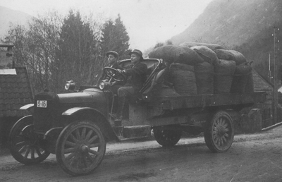 Denne bilen kjpte Jlster Kommunale automobilselskap i 1919. Sjfr er Andreas O. rdalsbakke. Foto fr biletsamlinga til Firda Sjfrforening