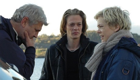 INSTRUKSJON: Regissør Jarl Emsell Larsen instruerer Kristoffer Joner og Ane Dahl Torp (foto: Øystein Hillestad, NRK)