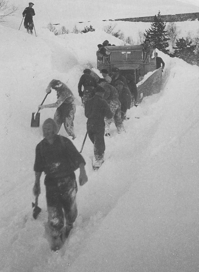 Karar fr dei nraste gardane mtte hjelpe brytebilen p Rrvikfjellet i 1949. Foto: Reiakvam