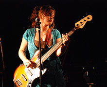  Marianne spiller bass (Foto/copyright: Katzenjammer).