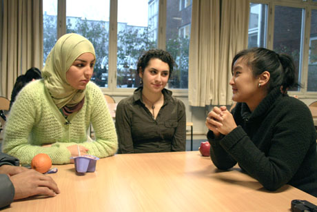 Fatima blir sett opp til fordi hun bruker hijab i Norge. Foto: Arne Raanaas, NRK