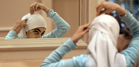 Unge muslimske jenter i Europa ønsker å se moderne ut. (Foto: Scanpix)