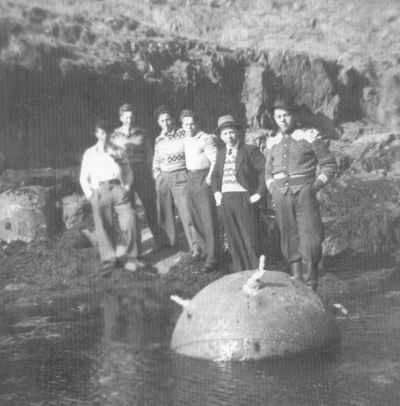 Hornmine som dreiv i land p Likkje-Batalden i 1944. Foto: Johan Fany, fr boka Vestnorsk kystkultur - ysamfunnet Batalden
