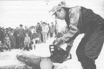 Landbruksdirektør Per Harald Grue prøver motorsag på Landbruksdagane i Sogndal i 1985.