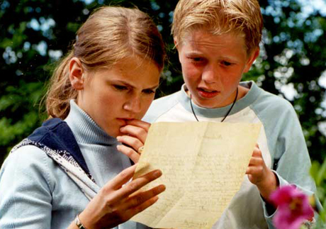 AMALIE AV TERNEVÅG: Benedicte og Anders finner et gammelt og mystisk kjærlighetsbrev (Foto: NRK)