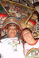 Sousa Miranda og hans kone, med karnevalsfanen i bakgrunnen. Foto Arnt Stefansen, NRK.