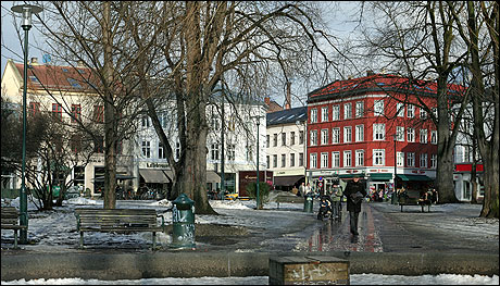 FØR: Dette bildet fra Grünerløkka i Oslo ble delt opp i 99 biter. Så ba vi leserne fotofikle hver sin del. (Foto: NRK Underholdning)