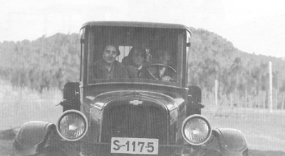 Anders Loneland i Chevroleten sin, saman med systera Ingrid og kona Helga.