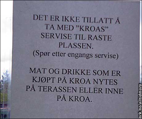 En av Norges tidligere landslagssjefer het Røste Fossen. På Sandmoen Kro sør for Trondheim sliter de tydeligvis med en som heter Raste Plassen, og ber de besøkende om å ikke gi ham mat. (Innsendt av Øystein H.) En av Norges tidligere landslagssjefer het Røste Fossen. På Sandmoen Kro sør for Trondheim sliter de tydeligvis med en som heter Raste Plassen, og ber de besøkende om å ikke gi ham mat. (Innsendt av Øystein H.)