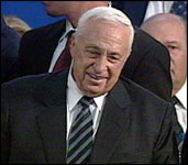 Statsminister Ariel Sharon må tåle åpen kritikk fra sin egen utenriksminister.