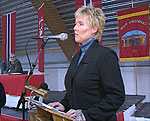 En av initiativtakerne til folkeopprøret i Finnmark, Torill Olsen, på talerstolen under folkemøtet i Vadsø mandag. En av initiativtakerne til folkeopprøret i Finnmark, Torill Olsen, på talerstolen under folkemøtet i Vadsø mandag.