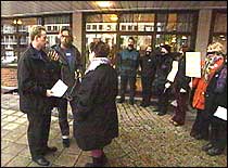 Demonstranter møter Terje Søviknes utenfor rådhuset (foto: NRK). Demonstranter møter Terje Søviknes utenfor rådhuset (foto: NRK).