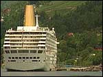 Cruiseskip i Olden. Arkivfoto NRK