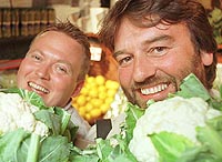 Lars og Ruben midt i maten...
