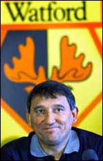 Graham Taylor ønsker å bringe Villa til topps i England og Europa, med Leo som viktig brikke. Graham Taylor ønsker å bringe Villa til topps i England og Europa, med Leo som viktig brikke.