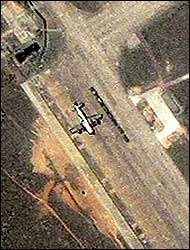 Et bilde tatt fra Ikonos-satellitten 9. april 2001 viser det amerikanske flyet som står parkert på den kinesiske militærbasen på Hainan-øya. (Foto: Reuters/Spaceimaging) 