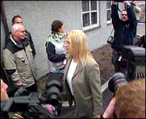 Kristin Kirkemo Haukeland var den første tiltalte som kom. Hun var også den eneste av de tiltalte som lot seg filme utenfor rettslokalet. (Foto: NRK)