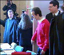 Per Orderuds forsvarer, advokat Cato Schiøtz (høyre), på vei inn i rettslokalet i morges. (Foto: NRK)