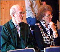 Hans Orderud har hatt en tung tid siden han fant sin bror, svigerinnen og deres datter død 1. pinsedag 1999. Her sammen med kona Anny i rettslokalet i morges. (Foto: NRK)