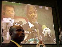 FNs generalsekretær Kofi Annan på storskjermen under åpningan av aidskonferansen i Nigerias hovedstad Abuja torsdag. Nærmere 50 statsoverhoder fra Afrika deltar. (Foto: AP/SCANPIX)