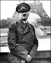 Portrett av Adolf Hitler foran Eiffeltårnet i Paris i 1940.(Foto: Scanpix/Camera Press)