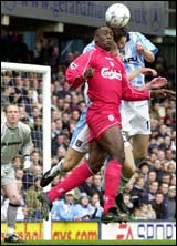 Spissen Emile Heskey steppet inn i og stod godt i mål da Liverpool-keeperen fikk seg en smell. Spissen Emile Heskey steppet inn i og stod godt i mål da Liverpool-keeperen fikk seg en smell.