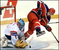Jonas Nordgren hadde mange gode redninger mot Russland. Her utfordres han av Aleksander Kuvaldin (Foto: AP). Jonas Nordgren hadde mange gode redninger mot Russland. Her utfordres han av Aleksander Kuvaldin (Foto: AP).