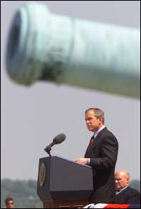 USAs president George W. Bush er i ferd med å rette kanonene mot Irak, men europeerne er kritiske. (Arkivfoto: Scanpix/AP)