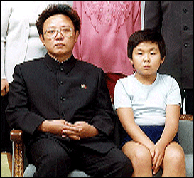 Dette biletet av Kim Jong Nam saman med faren Kim Jong-Il er teke for 20 år sidan, då sonen var rundt 10 år. (Scanpix-foto)
