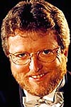 Hans-Petter Jacobsen sitter tradisjonen tro festkledd i radiostudioet og leder radioens 17. mai-sending.