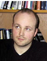 Kyrre Andreassen viser frem en vanlig mann i all sin ubehagelige selvmedlidenhet. Men også kvinner kan kjenne seg igjen i Johannes Svendsen. Kyrre Andreassen viser frem en vanlig mann i all sin ubehagelige selvmedlidenhet. Men også kvinner kan kjenne seg igjen i Johannes Svendsen.