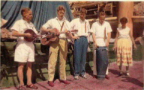 Førstemaskinist Egil Larsen (nr. 2. frå venstre) ombord på M/S Barbara 17. mai 1960. Egil spelte både fiolin og gitar då han var i fullt arbeid, men spelelysta forsvann då han vart arbeidslaus. 