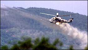 Et makedonsk helikopter skyter mot albanske stillinger i landsbyen Vaksince (Foto: Scanpix)