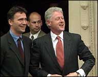 Clinton og Norges statsminister utenfor regjeringens representasjonsbolig.