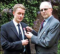 Briten Nicholas McWilliam ble tildelt Medaljen for edel dåd under en tilstelning i den norske ambassaden i London av ambassadør Tarald Brautaset. (Foto: Scanpix/Trine Andersen)