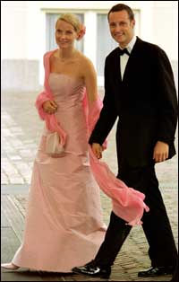 Kronprins Haakon og Mette-Marit Tjessem Høiby pyntet og klar for bryllupsweekend i Haag. Foto: Scanpix