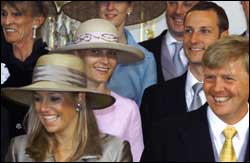 Kronprins Haakon og Mette-Marit jublet for brudeparet. Foran t.v. Maxima Zorreguita og hennes forlovede kronprins Willem-Alexander av Nederland. Foto:Scanpix