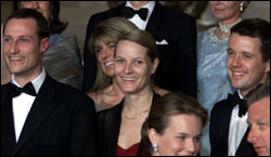 Kronprins Haakon, Mette-Marit Tjessem Høiby og Danmarks kronprins Frederik feiret storhertug Henri av Luxembourgs overtakelse av tronen i april (Foto: Scanpix).