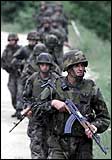 Serbiske soldater marsjerer inn i buffersonen (Foto: Scanpix)