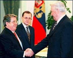 Gazprom-baronen Rem Vjakhirev foreviget under lykkeligere omstendigheter - den gang Boris Jeltsin var president i Russland. (Foto: Gazprom)