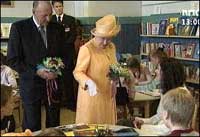Kong Harald og dronnings Elizabeth på Bolteløkka skole (Foto:NRK) Kong Harald og dronnings Elizabeth på Bolteløkka skole (Foto:NRK)